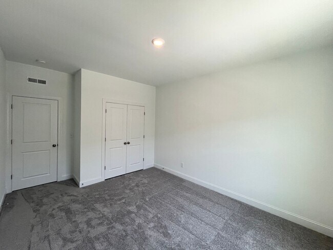 Building Photo - Spacious 5BD, 3BA Knightdale Home with Mod...