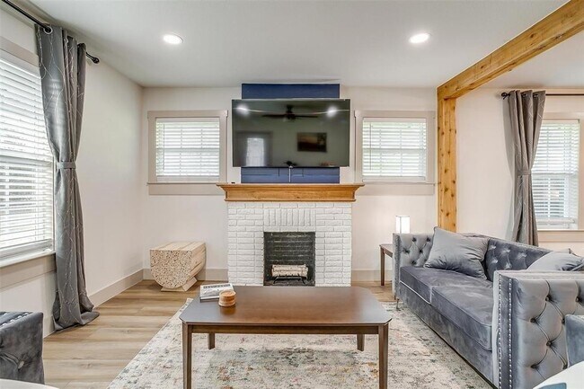 Building Photo - 3820 Calmont Ave