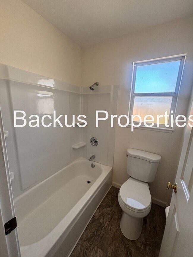 Building Photo - Great two-bedroom home at end of cul-de-sac