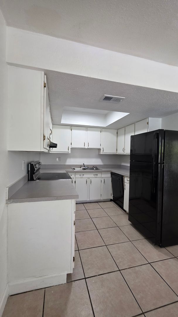 Building Photo - 1140 S Ridgewood Ave