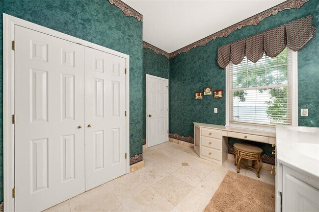 Building Photo - 2551 Lakeview Dr