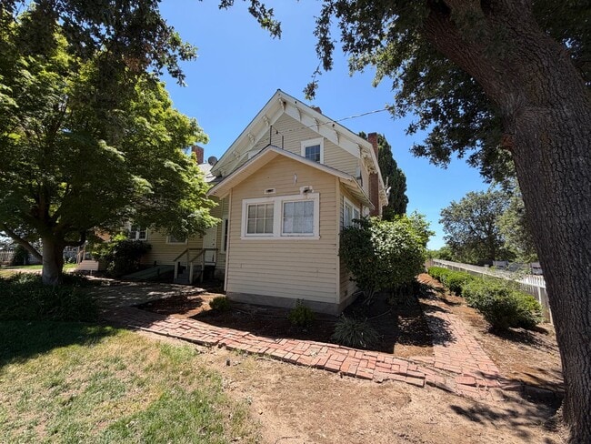 Building Photo - Large 5-6 Bedroom 2 Bath country home