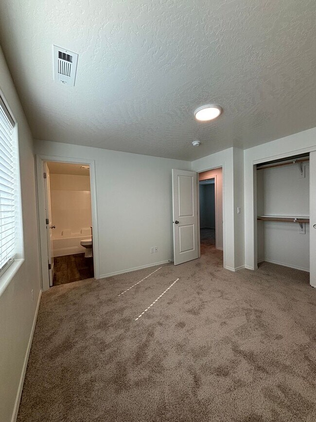 Building Photo - 3 bedroom/2.5 bathroom ready for move in