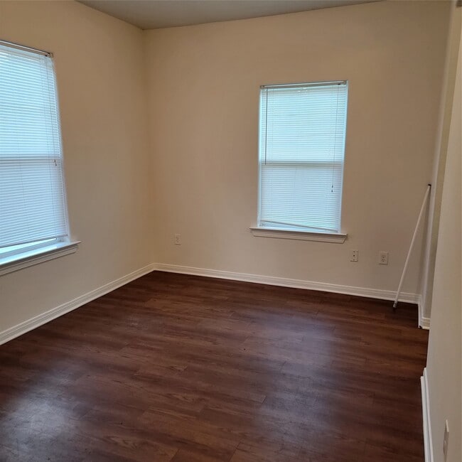 Building Photo - 322 7th Ave N