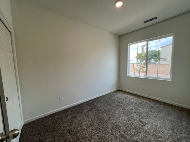 Building Photo - 3-bedroom, 2-bath home in Lemoore