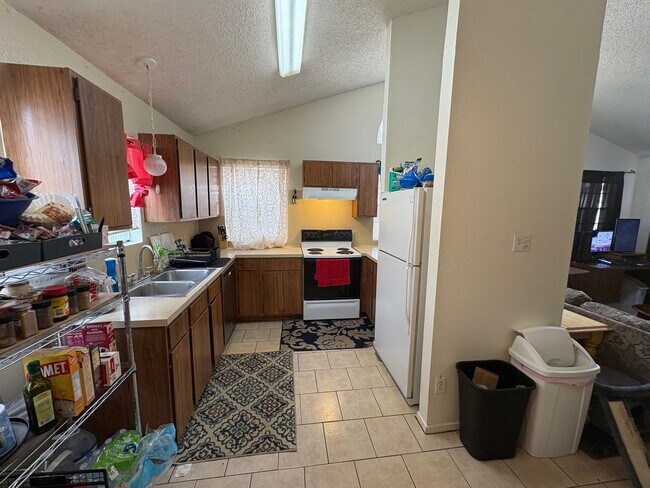 Building Photo - Charming Updated Duplex Unit with Private Yard & Modern Finishes