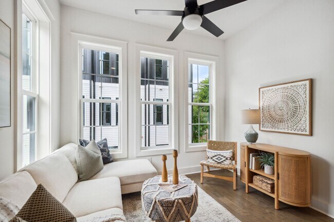 Building Photo - Designer Townhome Walking Distance to Summ...