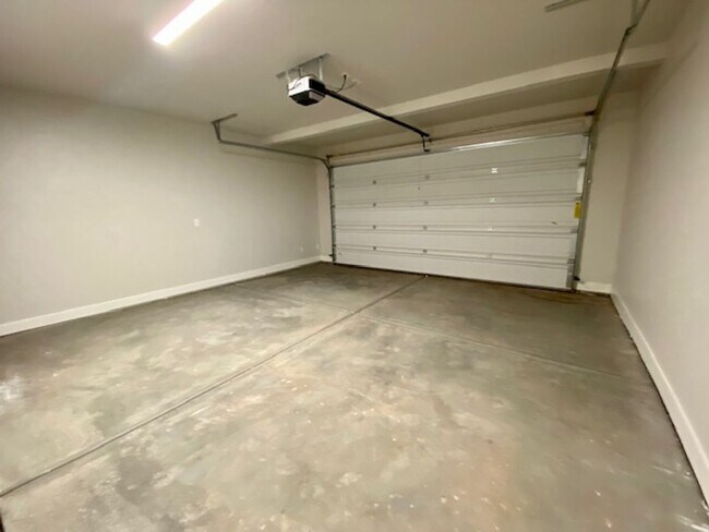 Building Photo - 438 N Stone Mountain Dr