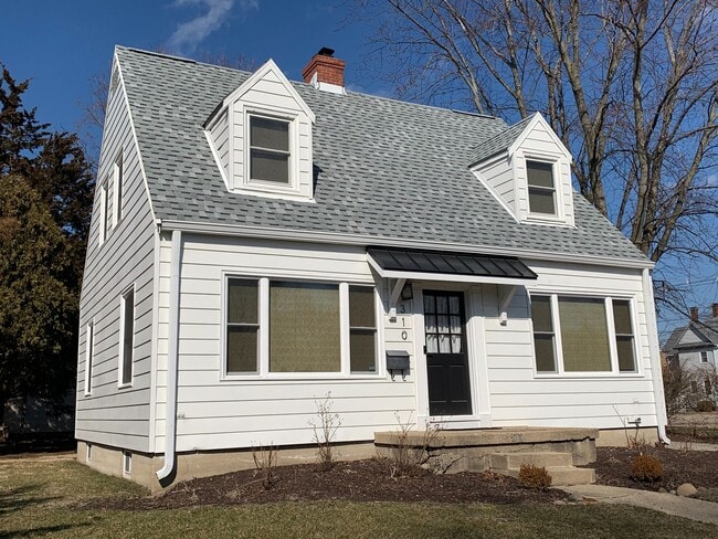 Building Photo - Renovated 3-bed, 2-bath home close to scho...