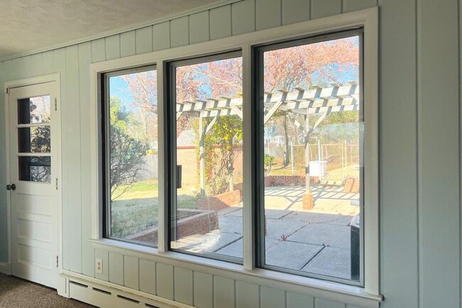 Building Photo - 3900 Laurel Rd