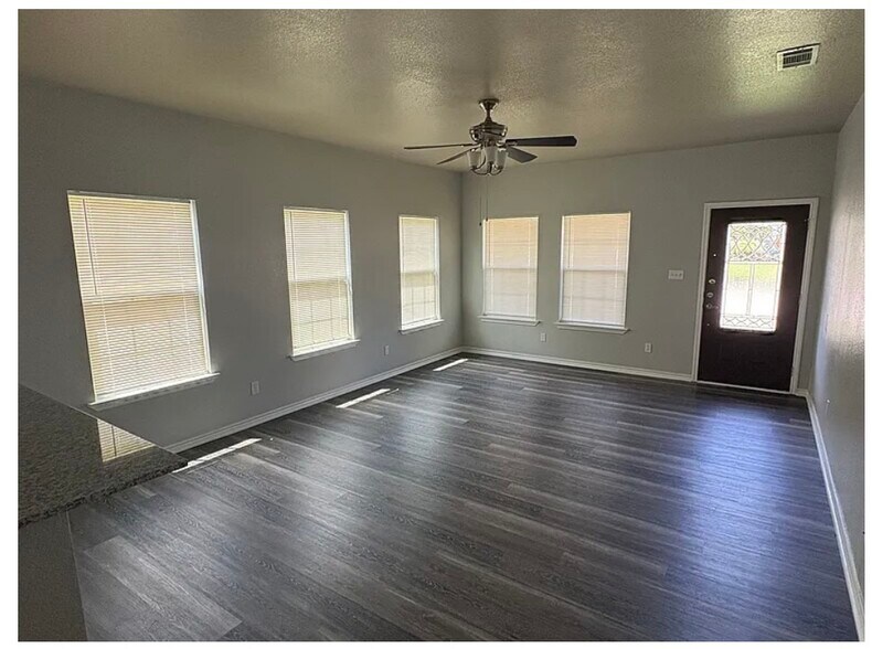 Living Room - 315 W Elm Ave