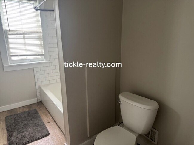 Building Photo - Large 4 Bedroom 2 Bath Single Family Home!...