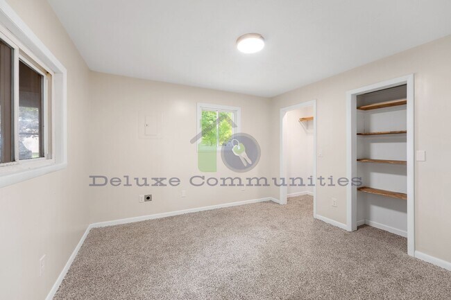 Building Photo - 127 E Fargo St
