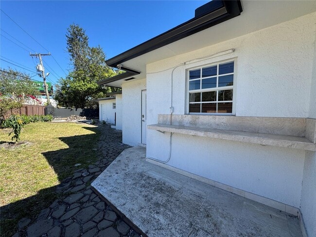 Building Photo - 10502 SW 77th Ct