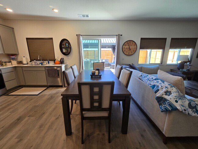 Building Photo - Newer 2 story home in Stonebrook Village- ...