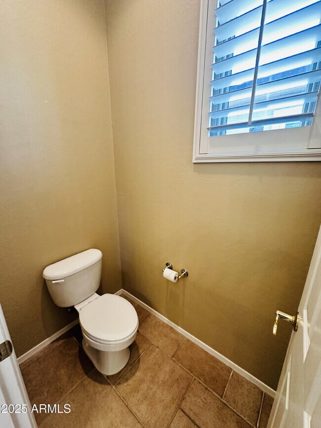 Building Photo - 2720 E Hazeltine Way