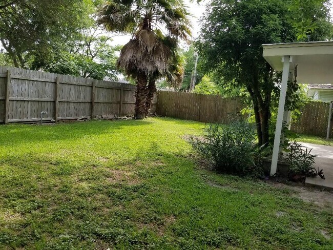 Building Photo - 2118 17th Ave N