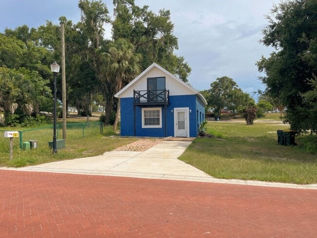 Building Photo - 741 W Osceola St