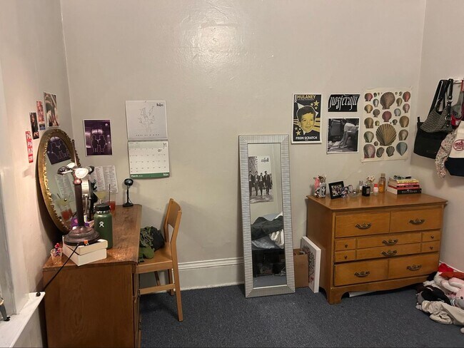 Building Photo - PRELEASE: Spacious 6+ bdrm/2 bath in York Neighborhood