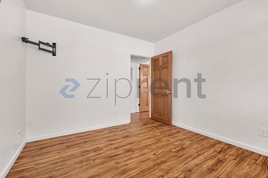 Building Photo - Unit