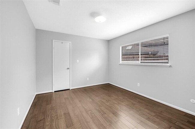 Building Photo - 2110 Highland Hills Dr