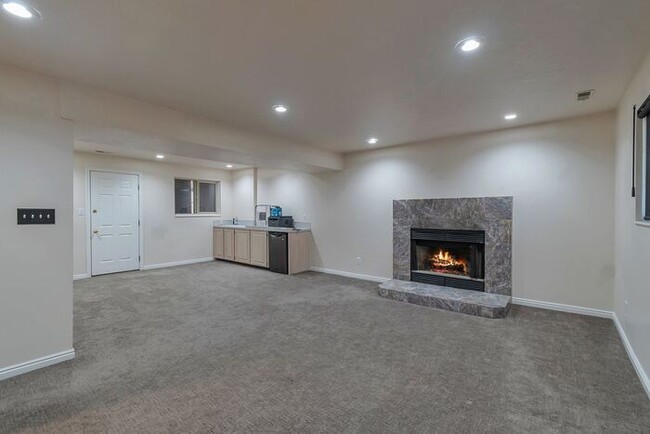 Building Photo - Awesome 4 Bedroom Home in Orem w 2 car garage
