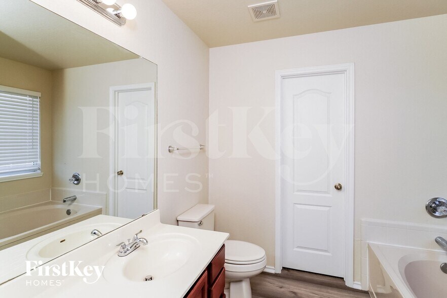 Building Photo - 4911 Viking Coral