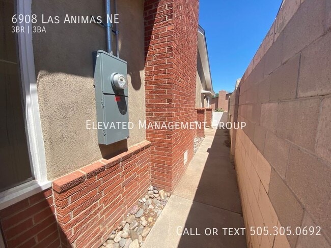 Building Photo - 6908 Las Animas Ave NE