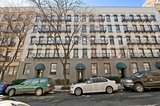 Building Photo - 210 E 84th St