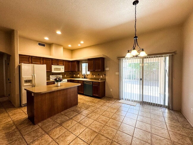 Building Photo - "3-Bed, 2-Bath Retreat in Estrella, Mesa Del Sol!"