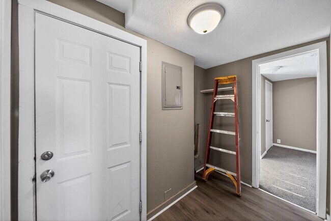 Building Photo - 2117 6th Ave
