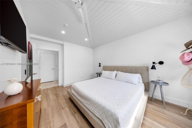 Building Photo - 1141 NE 90th St