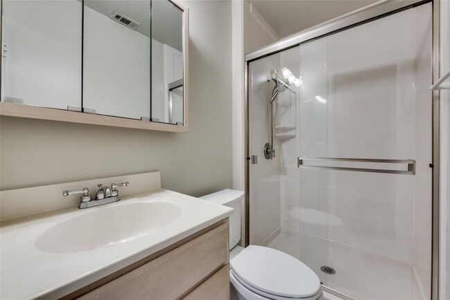 Building Photo - Fabulous modern house located in highly desirable Greenwood Hills