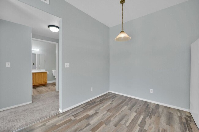 Building Photo - 5655 E Sahara Ave