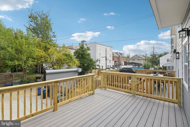 Building Photo - 729 Madison St NW