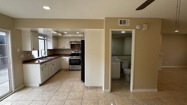 Building Photo - Modern Renovated 3-Bedroom Townhome in Gated Montclair Community | Pet-Friendly | 2-Car Garage | ...