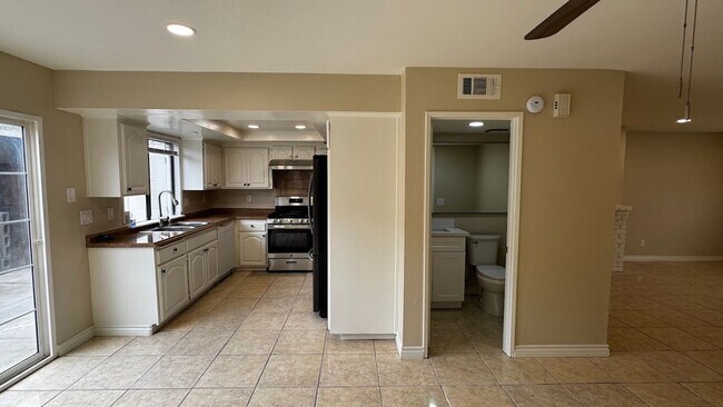 Building Photo - Newly Renovated Spacious 3-Bedroom Townhom...