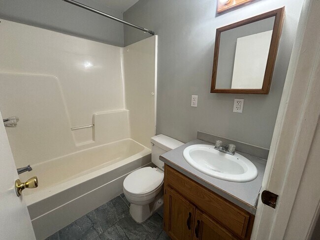 Building Photo - 513 N Maple St