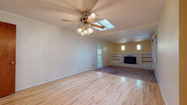 Building Photo - UPTOWN 3/BD 2/BA 1/CP WORKSHOP