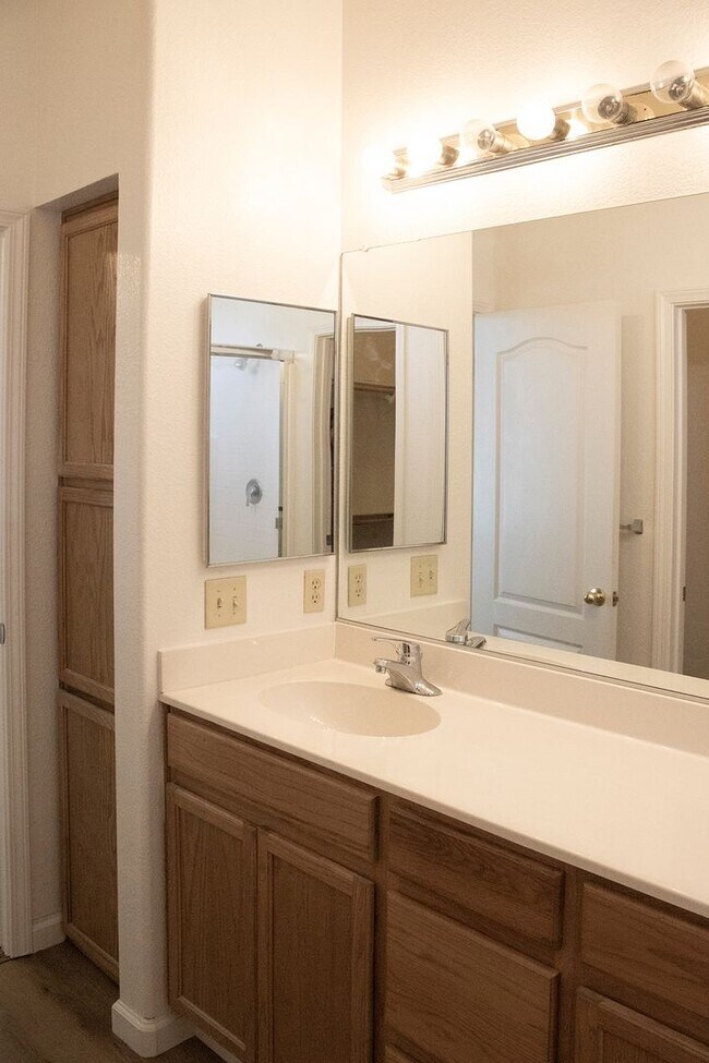 Building Photo - 3 Bedroom  2 Bath New Paint, Flooring and ...