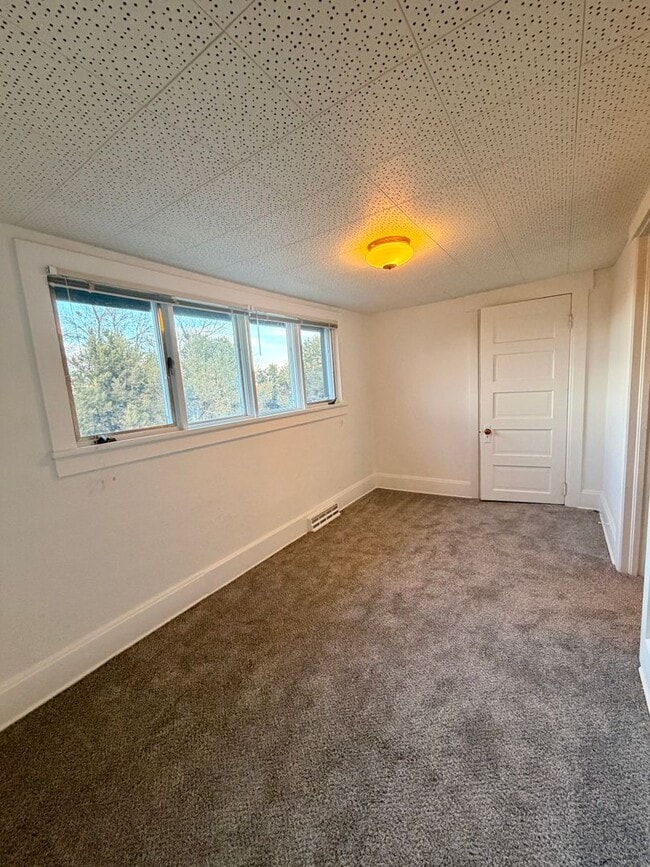 Building Photo - Vintage Home in an unbelievable location