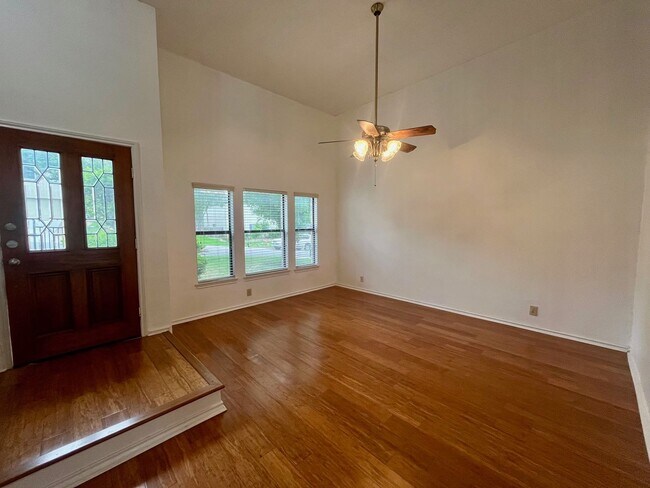 Building Photo - Spacious 3 Bedroom/2.5 Bath home with Large Game Room and Fabulous Deck ~ Move in Ready!