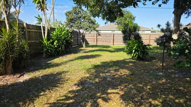 Building Photo - 207 SW Statler Ave