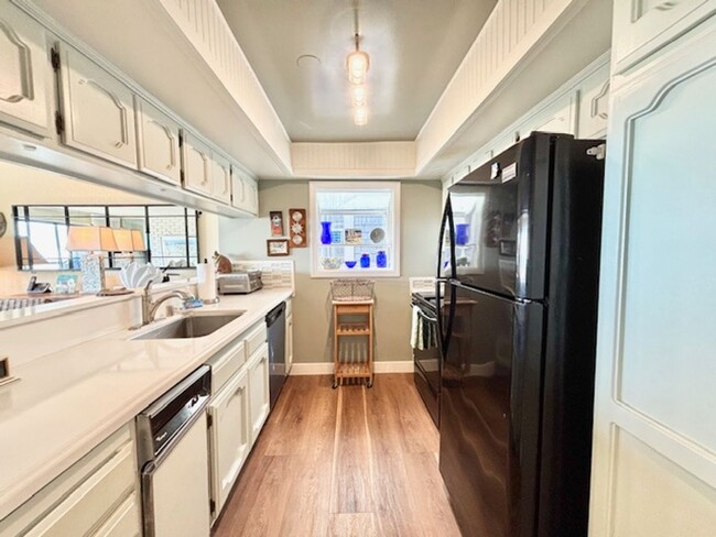 Building Photo - 3949 Ocean Dr