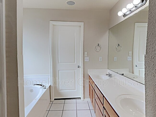 Building Photo - 3710 N Ironwood Pl