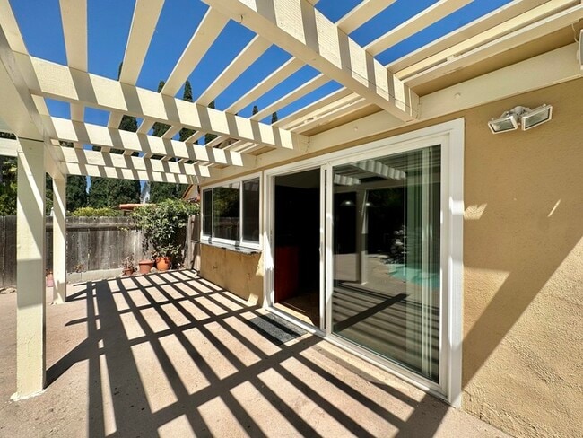 Building Photo - Renovated Entertainer’s Dream in Rancho Pe...