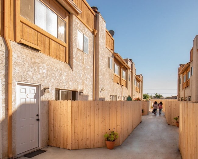 Building Photo - Fully Remodeled Townhouse in Gated Gardena...