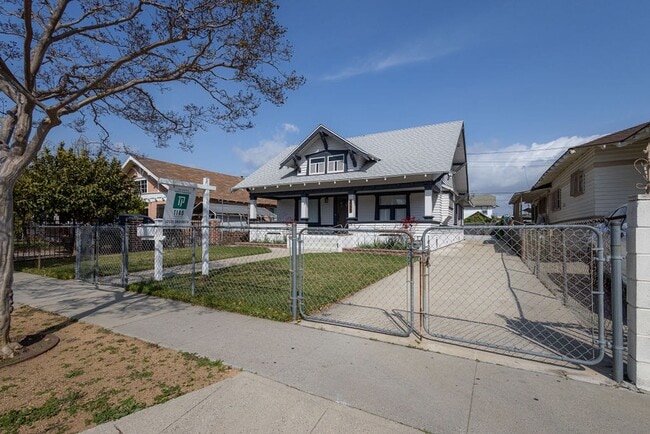 Building Photo - Fully Renovated Craftsman Home, 3-Bedroom,...