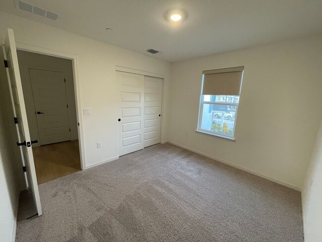 Building Photo - Beautiful new home with open floor plan av...