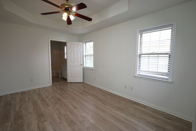 Building Photo - 4220 Wilshire Dr